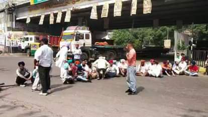 खन्ना में रोड जाम करते अकाली कार्यकर्ता