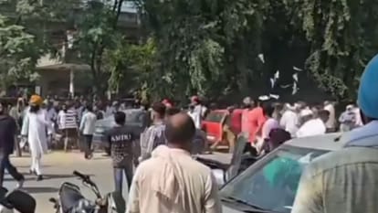 नामांकन भरने के अंतिम दिन मोगा में हंगामा: कागज फाड़े, पथराव में दो लोग जख्मी, पुलिस ने फटकारी लाठियां Chaos in Moga on the last day of filing nomination