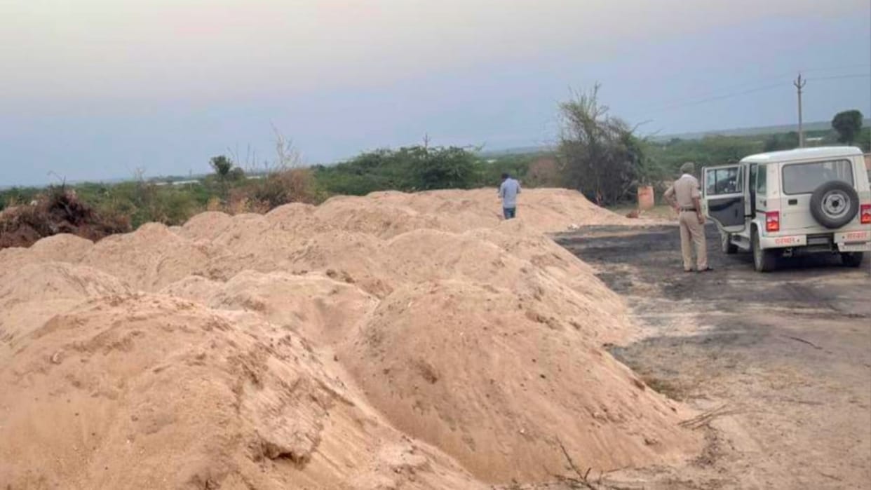 Kekri News: Police tightened its grip on mining mafia, 2640 tonnes of illegally collected gravel seized