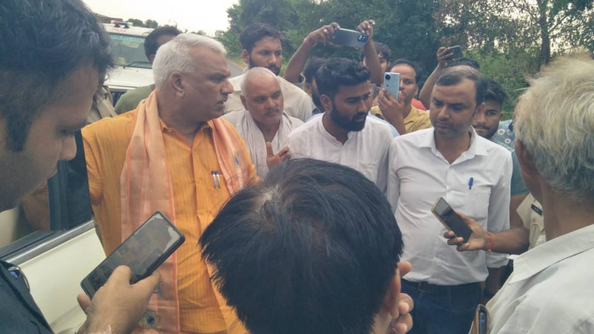 राज्यमंत्री से मिलते हुए लोग