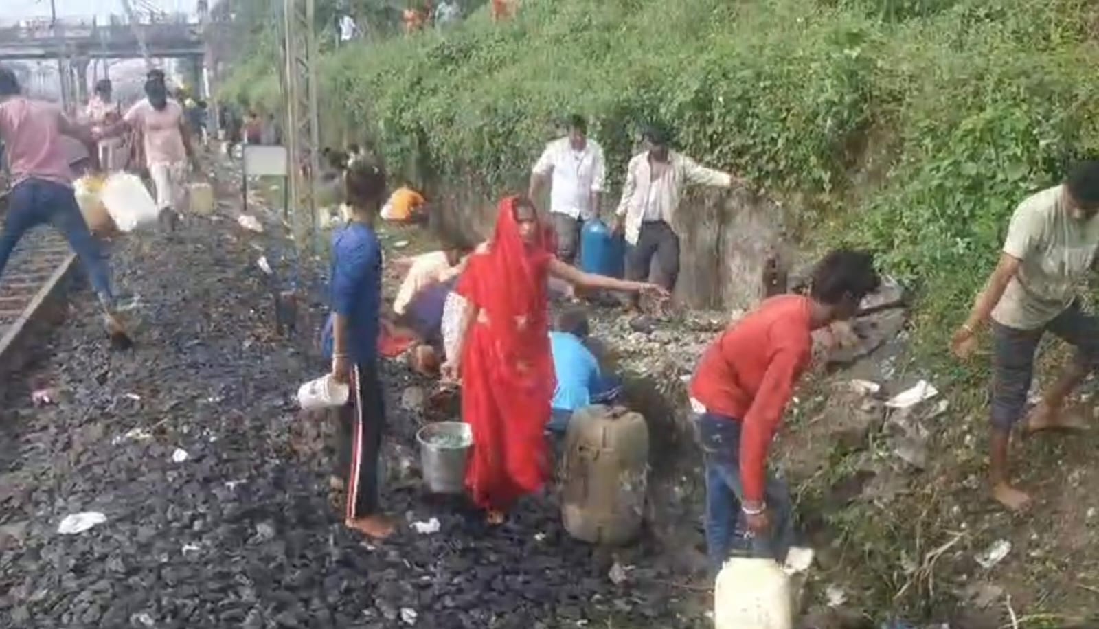Ratlam: After wagons of goods train overturned, villagers rushed to loot diesel, carrying cans and buckets
