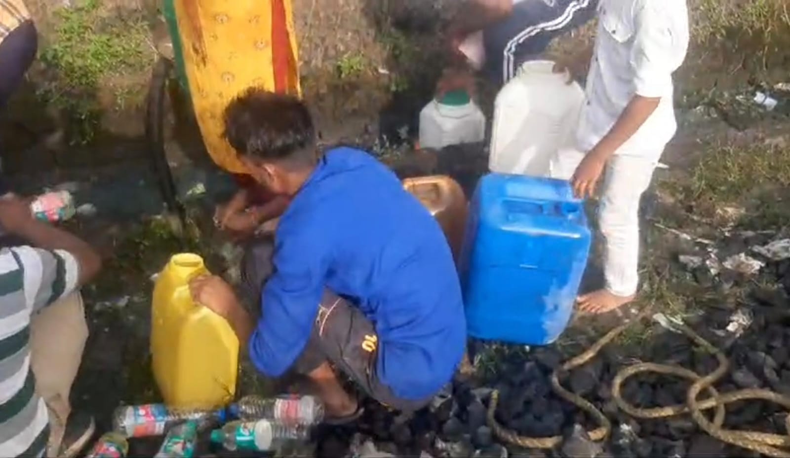 Ratlam: After wagons of goods train overturned, villagers rushed to loot diesel, carrying cans and buckets