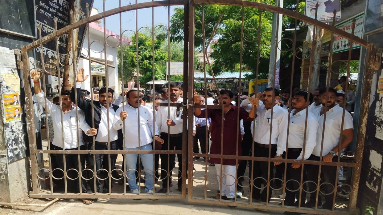 Two lawyers including Advocate Association President wanted for beating up Tehsildar and gangster arrested