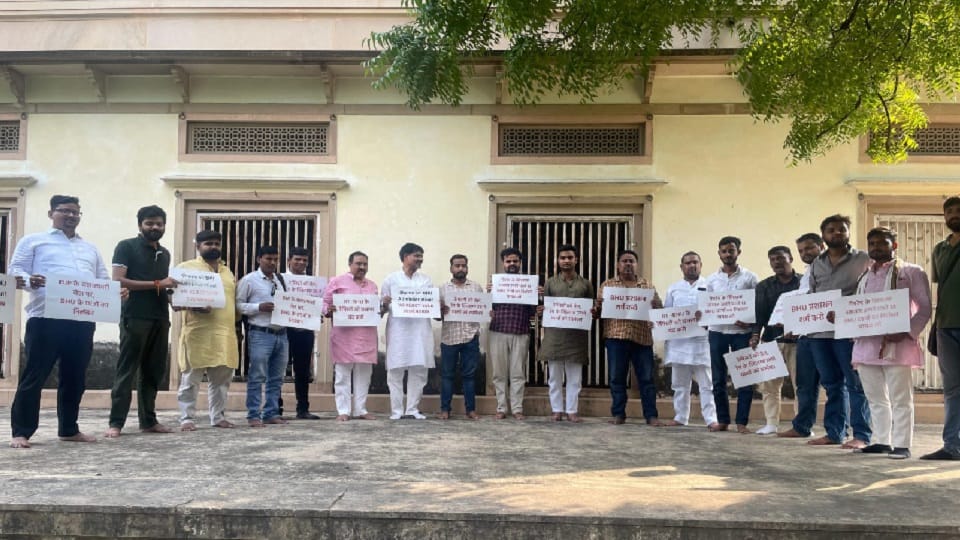 Case of suspension of 13 students of BHU, former student leaders called a sit-in at Bharat Mata Mandir