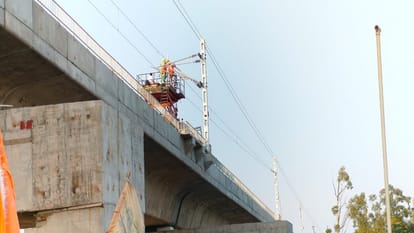 Meerut: Climbed by tying a rope to a pillar and cut 300 meters of track wire of Namo Bharat train