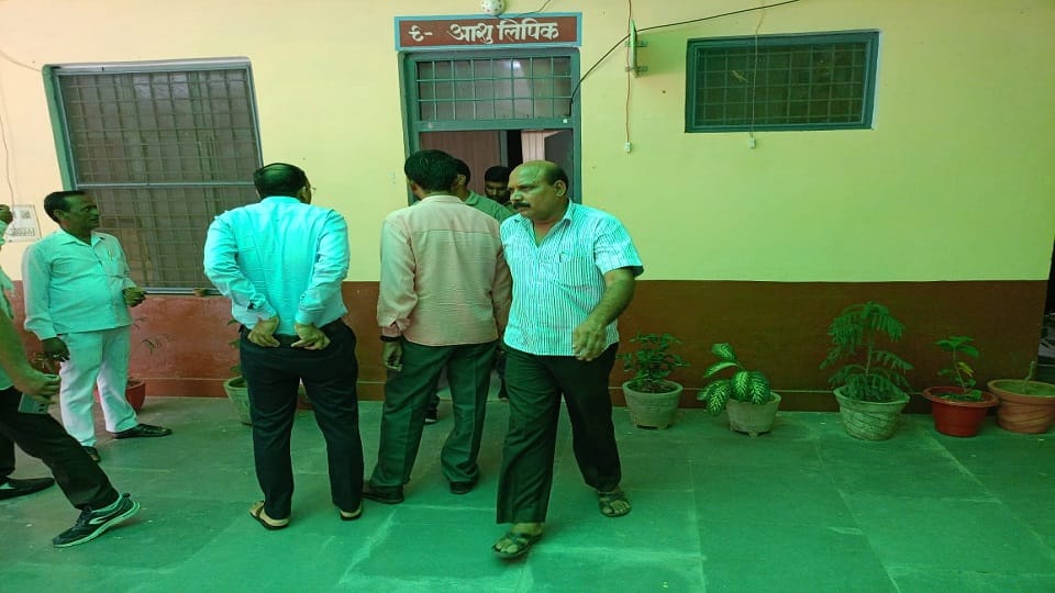 Private employee posted in Bhogaon Tehsil Court was taking bribe Vigilance team arrested