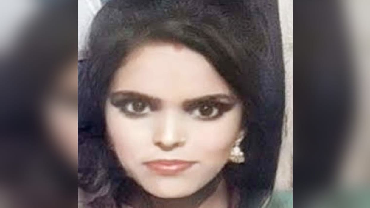 woman died after falling from a moving bike in shahjahanpur