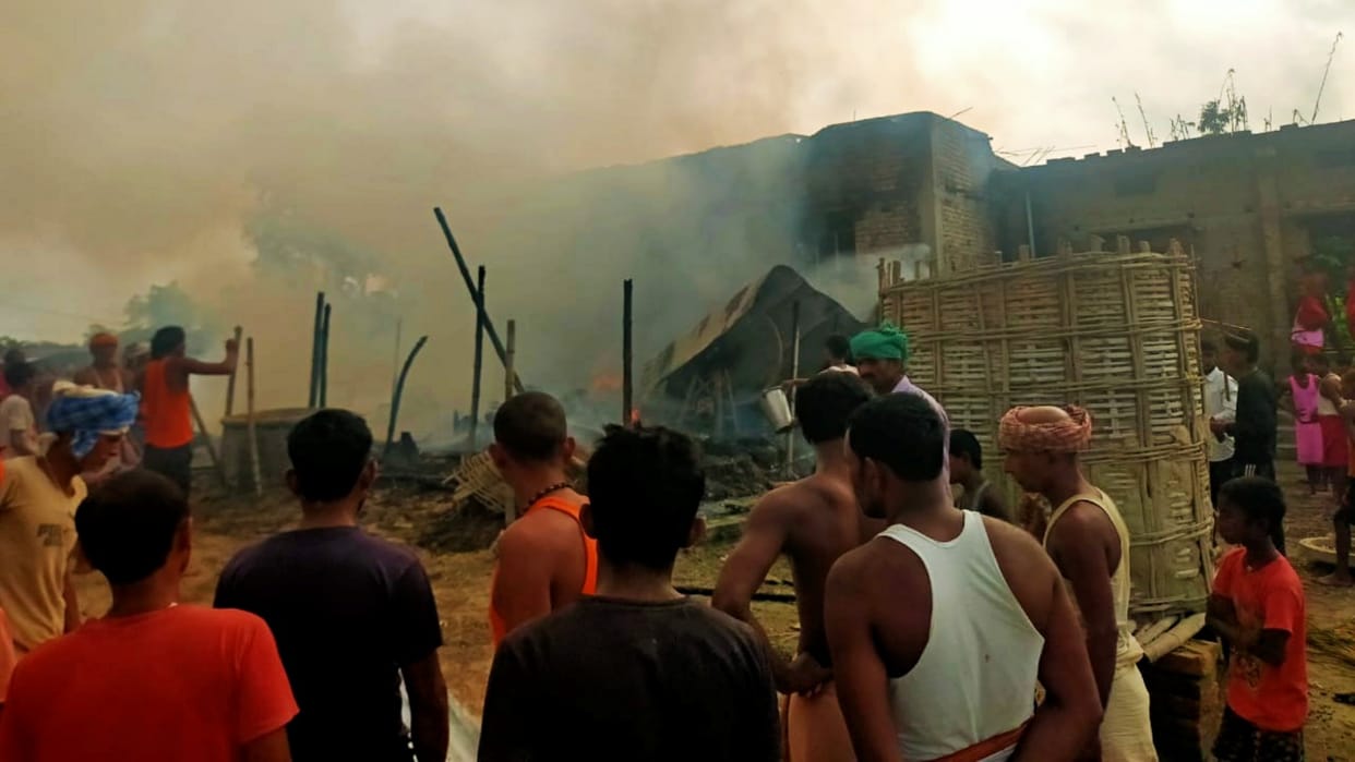 Bettiah News: Fire broke out while cooking food; 7 houses burnt to ashes, owner of one house also got scorched