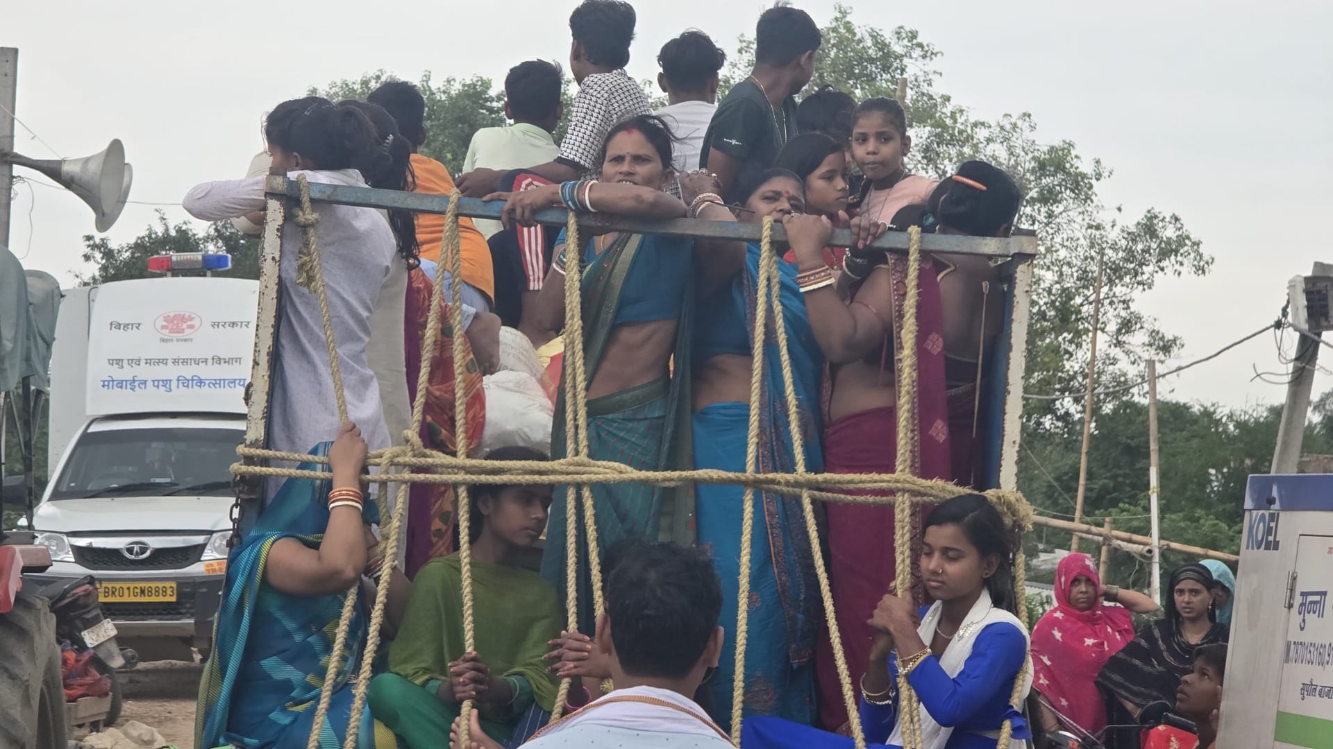 Bihar Flood: Flood victims are somehow passing time on embankments and roads in Saharsa, Darbhanga