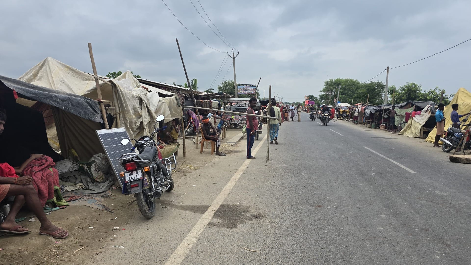 Bihar Flood: Flood victims are somehow passing time on embankments and roads in Saharsa, Darbhanga