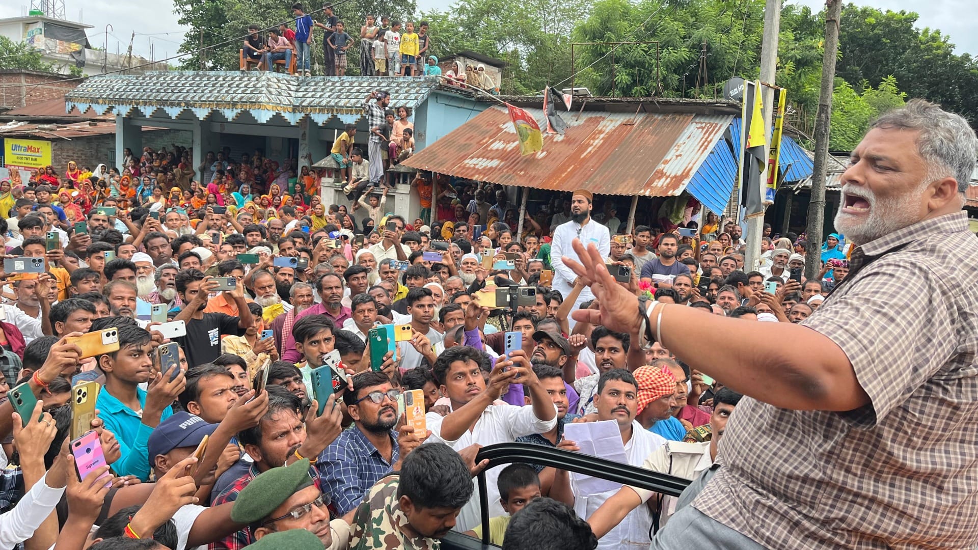 Bihar Flood: MP Pappu Yadav meet flood victims in Purnea, distributed dry ration, helped them financially