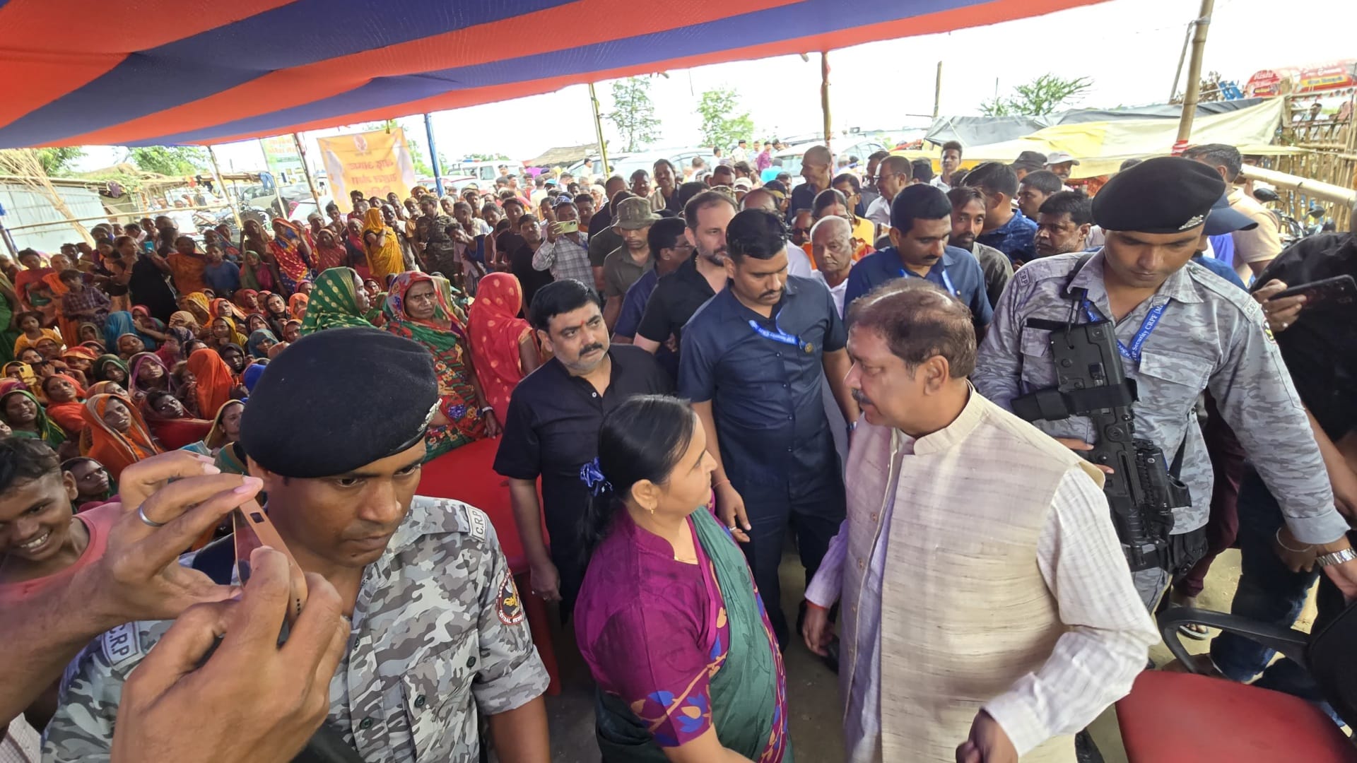 Bihar: Flood victims in Saharsa surrounded Minister Dilip Jaiswal, Neeraj kumar Babloo, looted relief material