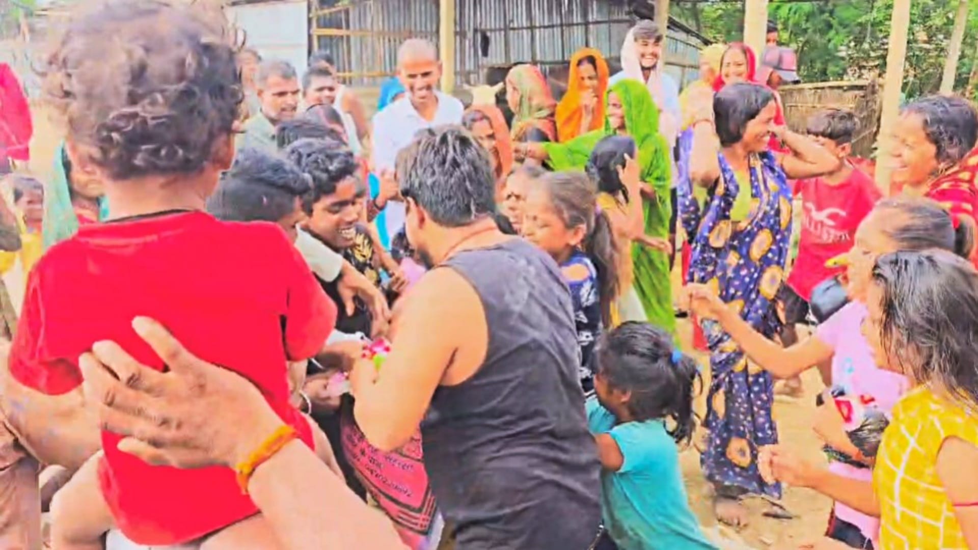 Bihar: Flood victims in Saharsa surrounded Minister Dilip Jaiswal, Neeraj kumar Babloo, looted relief material