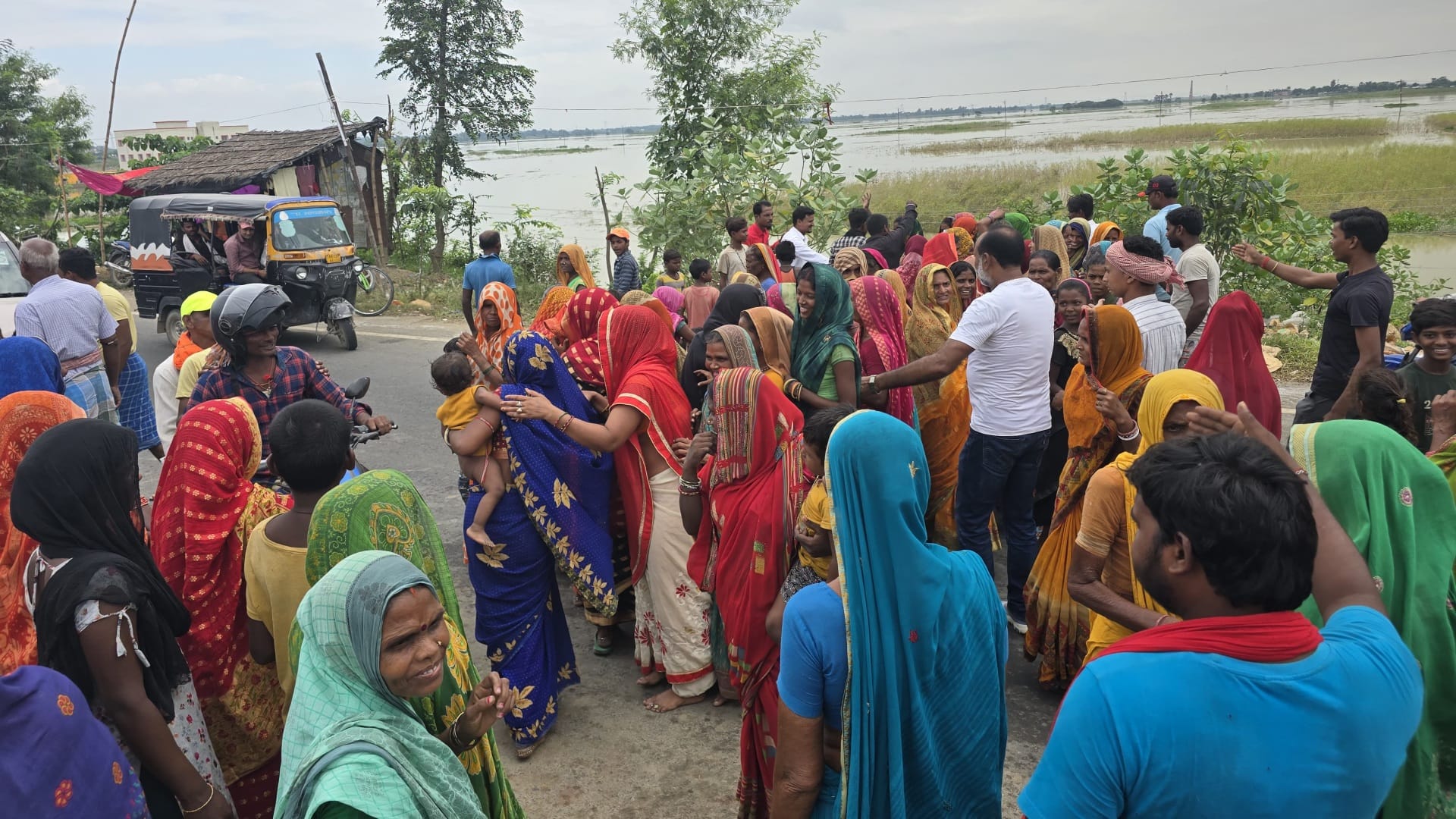 Bihar: Flood victims in Saharsa surrounded Minister Dilip Jaiswal, Neeraj kumar Babloo, looted relief material