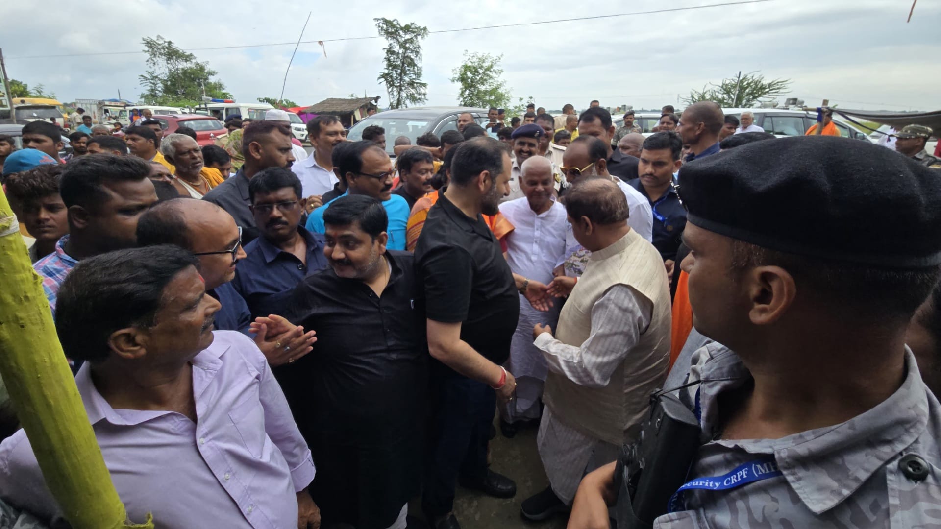 Bihar: Flood victims in Saharsa surrounded Minister Dilip Jaiswal, Neeraj kumar Babloo, looted relief material