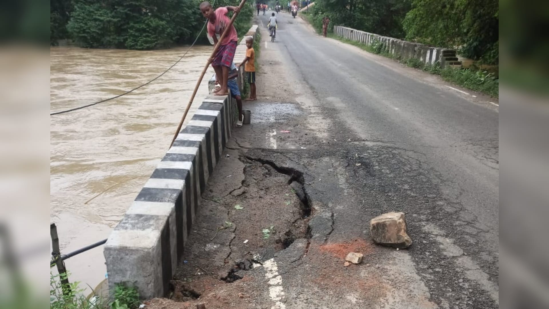 Bihar News: 100 year old culvert collapsed in Munger, road construction department started repair work