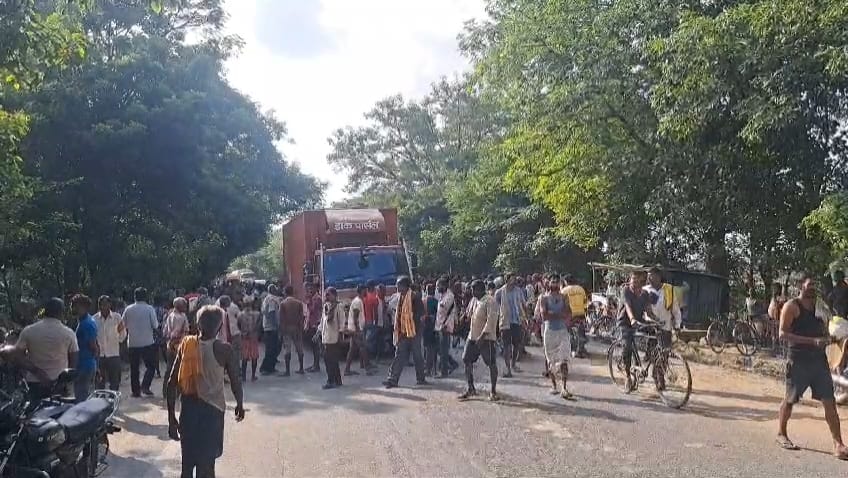 Bihar News: Middle-aged man dies in road accident in Samastipur, people beat truck driver in protest