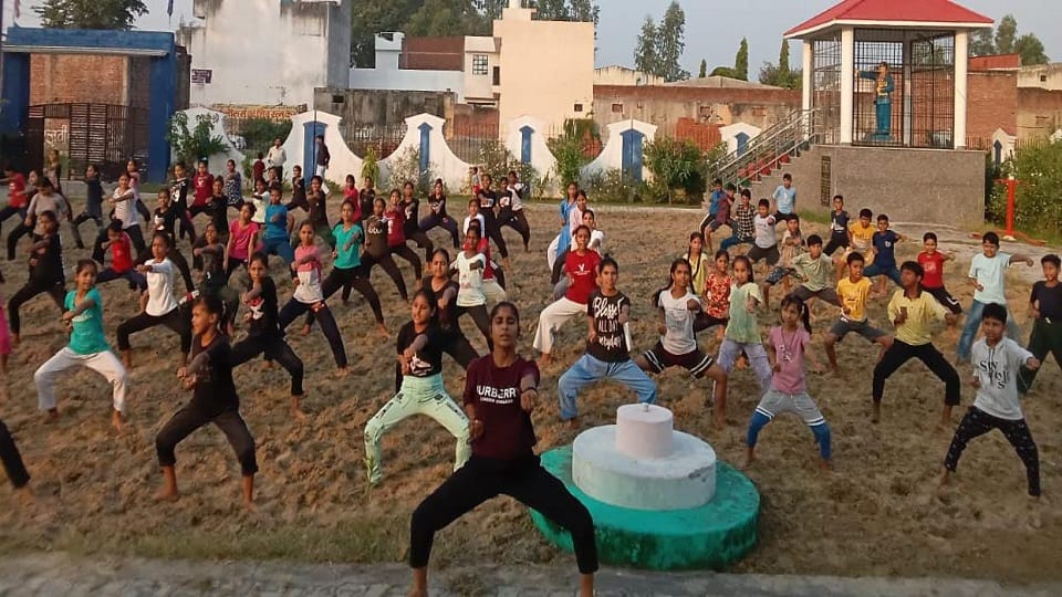 Komal Vaidya teaches self defense to girls in kashipur