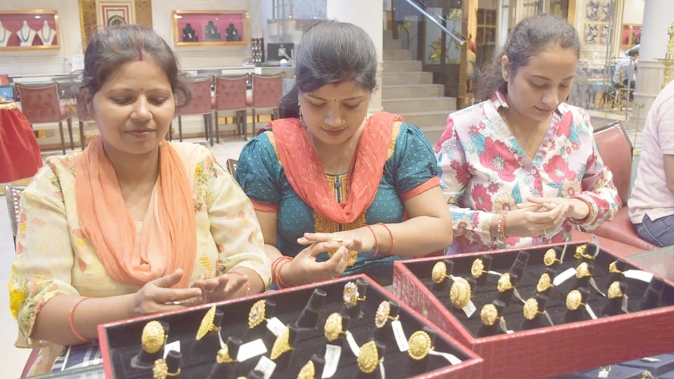 Navratri 2024: Bullion market picks pace, business three crores in Moradabad in two days