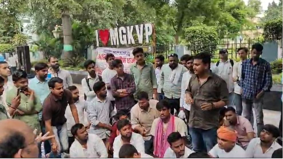 Kashi Vidyapeeth students and Chief Proctor Dispute over demand for student union elections