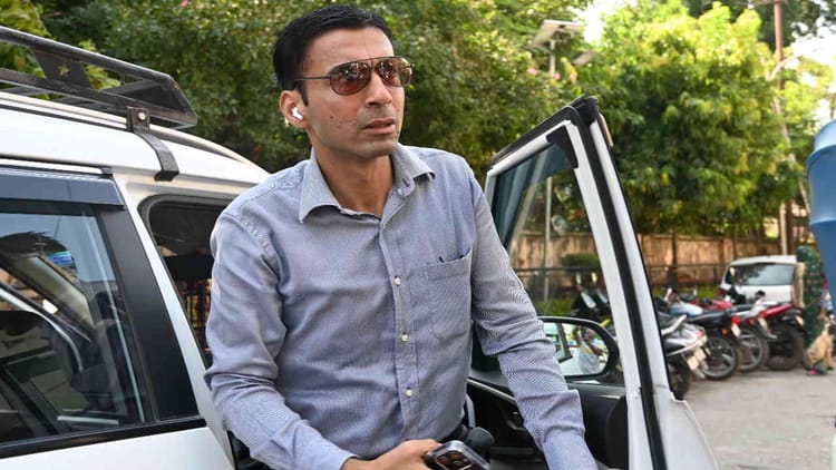 Dehradun: आखिर मौसम की जिद के आगे झुक गए डीएम साहब...रातभर छुट्टी के आदेश का इंतजार, सुबह हुआ जारी