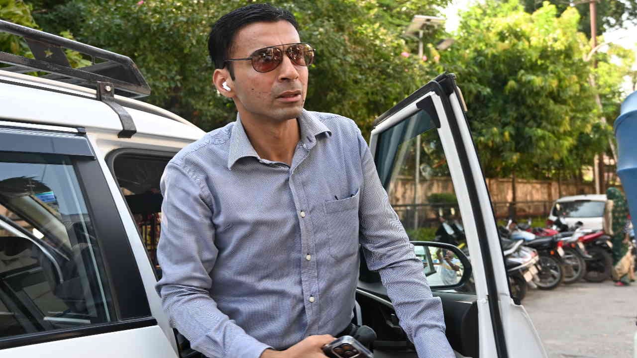 Dehradun DM Savin Bansal stood in hospital queue hiding identity stopped salary of five doctors including CMS