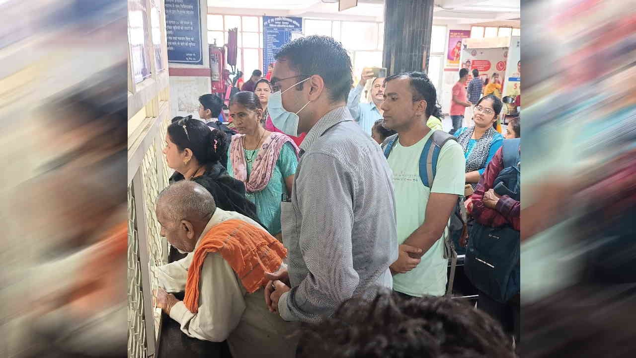 Dehradun DM Savin Bansal stood in hospital queue hiding identity stopped salary of five doctors including CMS