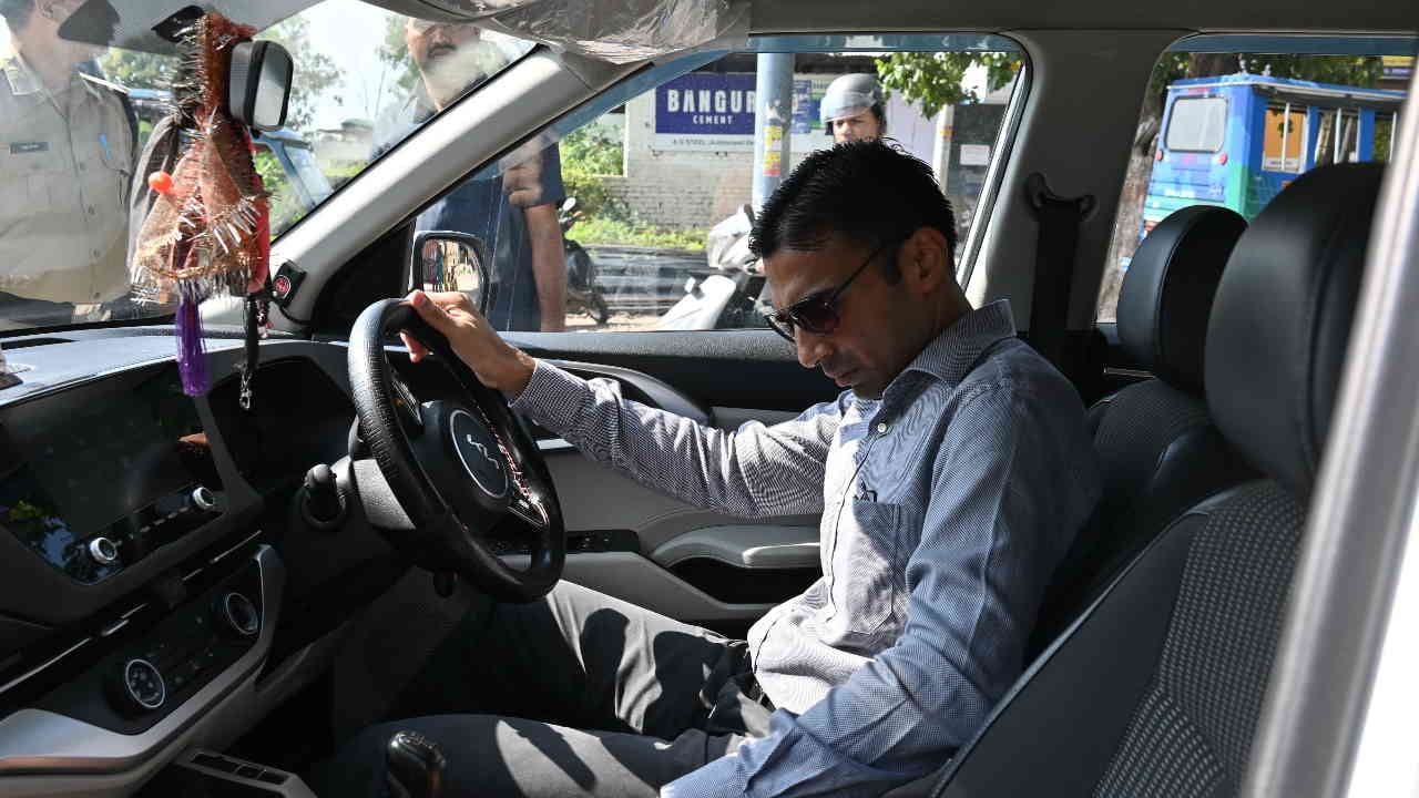 Dehradun DM Savin Bansal stood in hospital queue hiding identity stopped salary of five doctors including CMS