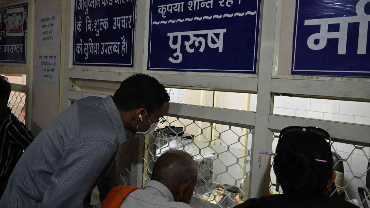 Dehradun DM Savin Bansal stood in hospital queue hiding identity stopped salary of five doctors including CMS