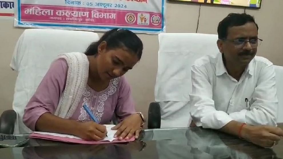 Two girl students were made officers under Mission Shakti in Lakhimpur kheri