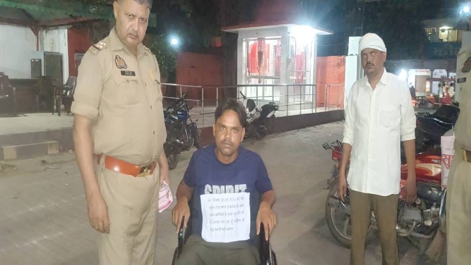 accused of robbery surrendered in thana sitting on wheel chair along with his family In Firozabad