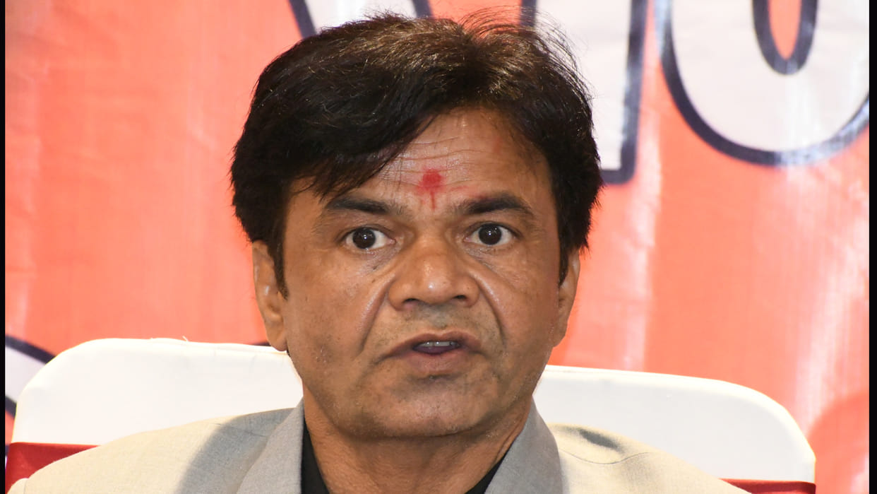 Actor Rajpal Yadav honored young journalists in Gorakhpur