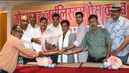 Actor Rajpal Yadav honored young journalists in Gorakhpur
