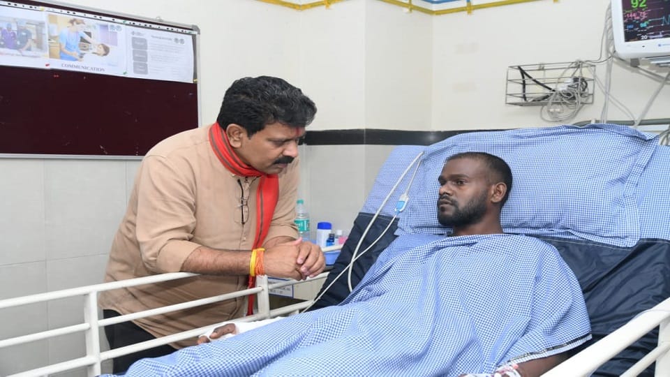 Deputy CM reached hospital late at night to meet the jawan injured in Naxalite attack in Raipur
