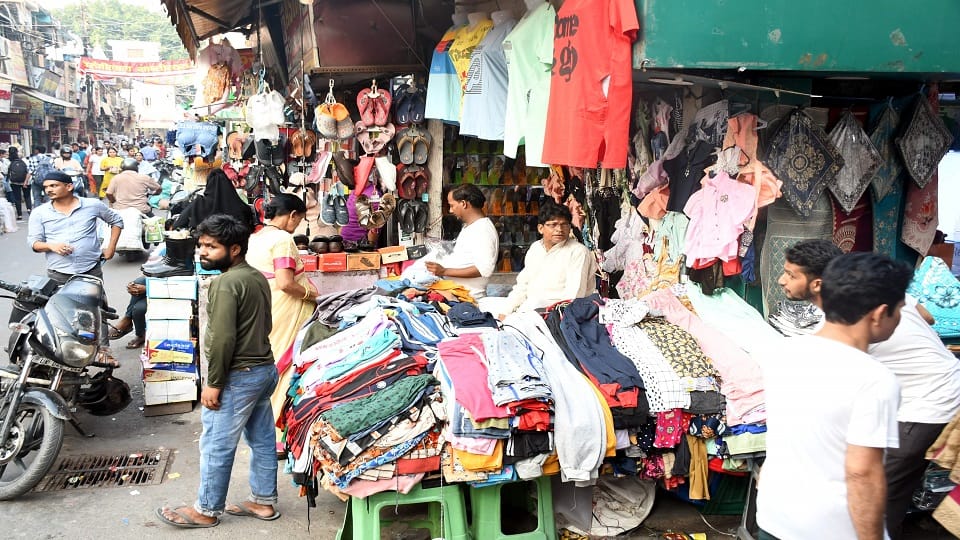Traders are earning money from government roads in haldwani market