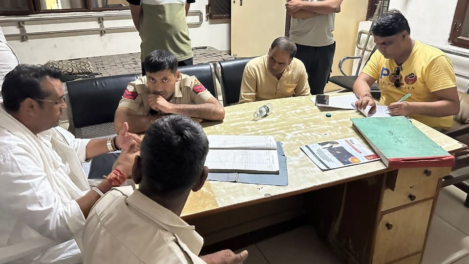 Charkhi Dadri: Independent candidate Ajit Phogat surrounded by car riders, attempted assault,