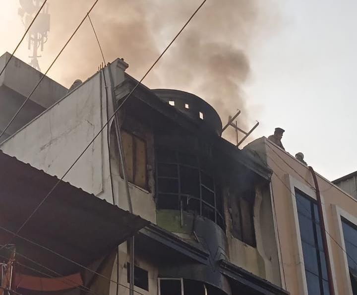 Indore: Fire broke out in a shop in Indore's cloth market, fire brigade could enter the narrow street with gre