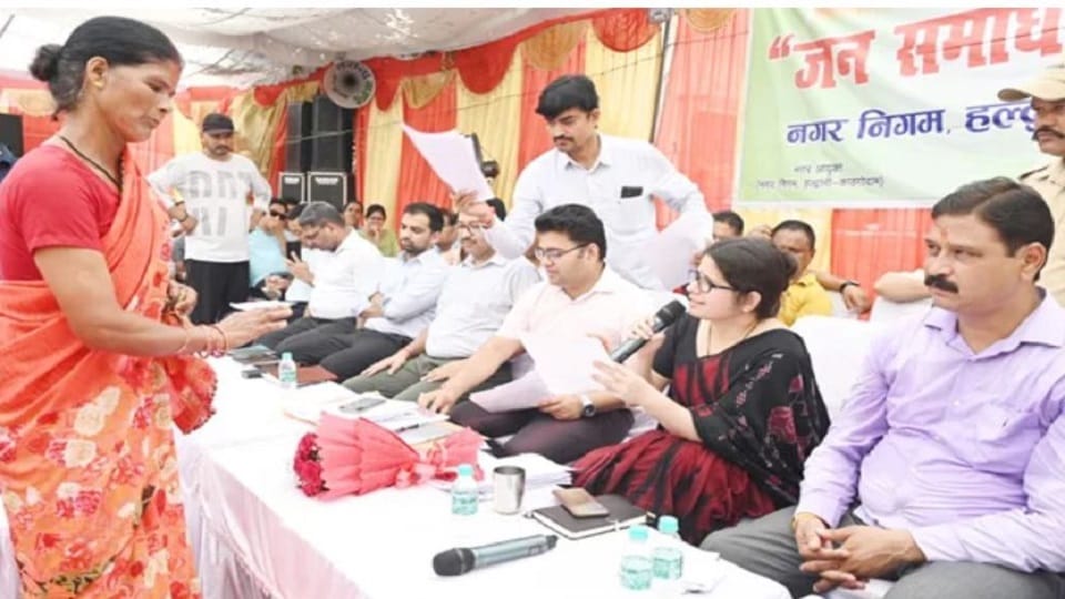 DM Vandana Singh displeasure over faulty street lights not being repaired in haldwani
