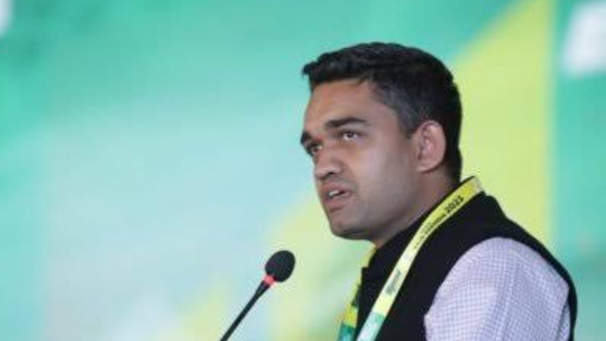 Indore: Arrest warrant issued against Dhar Collector, order to hire employment assistant not followed