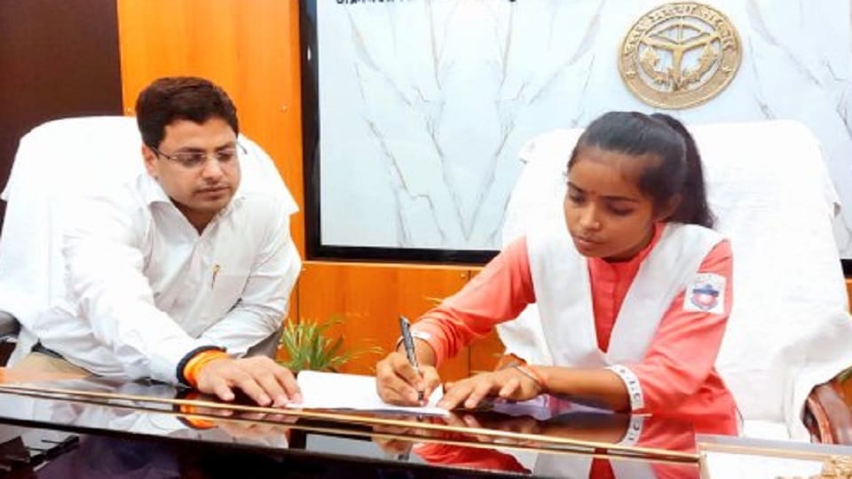 Rampur: Board topper Kamini Gangwar became DM for a day, solved problems