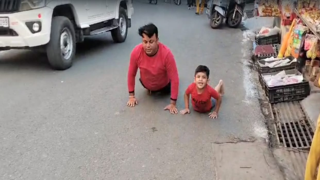 Faith: Father and six year old son reached the court of Maa Chintapurni after doing Dandavat Yatra