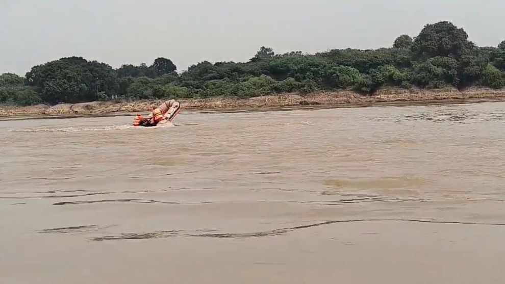 woman jumped into Ganges with her child from Vishwasundari Bridge Varanasi