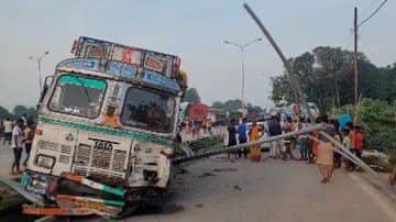 Mirzapur Road accident Truck collides with tractor Ten workers die in the accident IN UP NEWS HINDI
