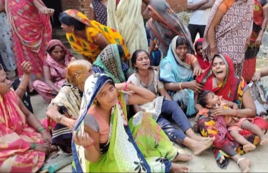 Mirzapur Road accident Truck collides with tractor Ten workers die in the accident IN UP NEWS HINDI