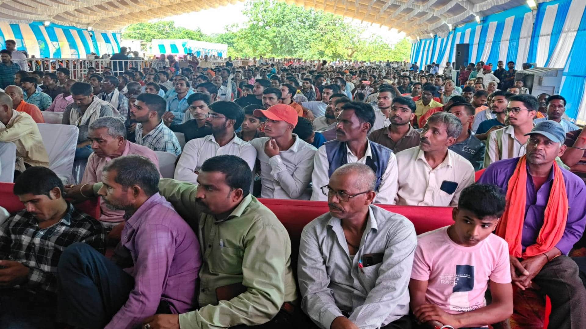 कार्यक्रम में मौजूद लोग