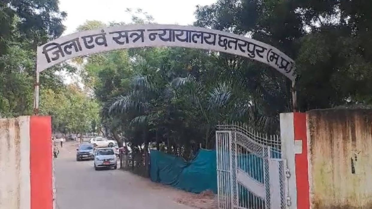 Chhatarpur Court gave order of attachment against CMO table and chair along with vehicle will be attached