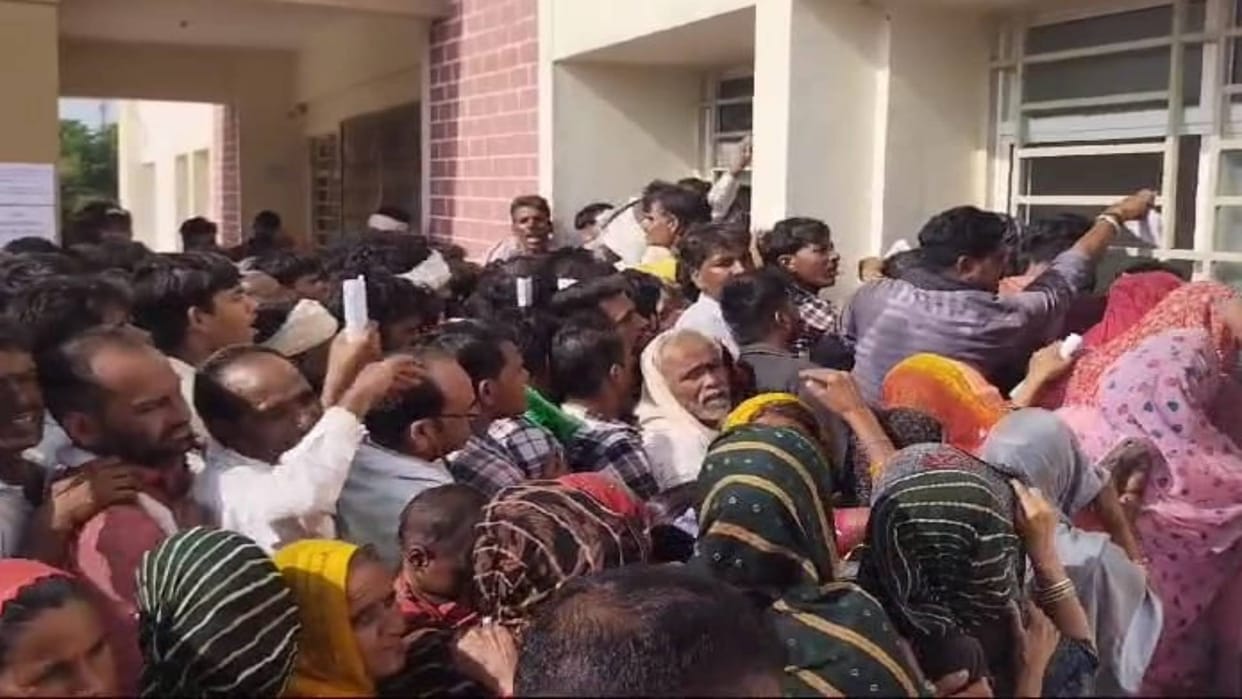 MP News Fight for fertilizer in Shivpuri farmers upset Congress MLA targets them