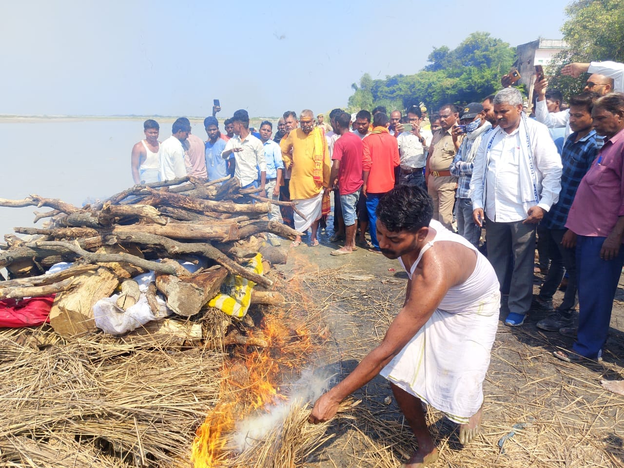 Teacher and his family cremated in Golaghat in Raebareli.