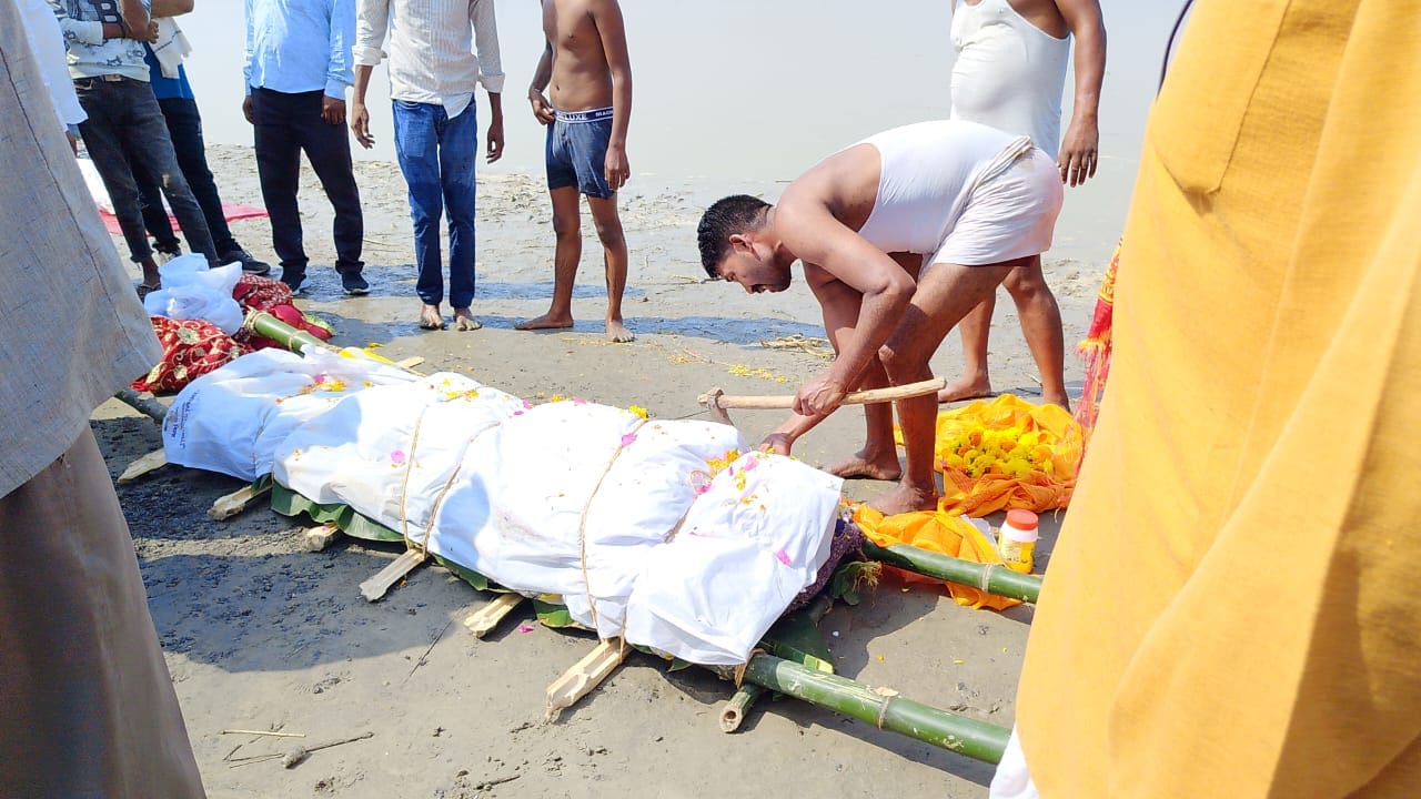 Teacher and his family cremated in Golaghat in Raebareli.