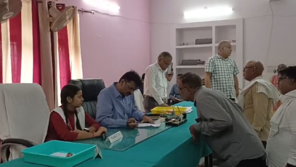 Nominated DM Srishti Singh held public hearing on Sampoorna Samadhan Diwas in Mau